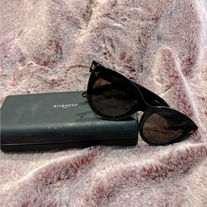♥️ AUTHENTIC GIVENCHY Paris sunglasses GV 7025/F/S 💖
